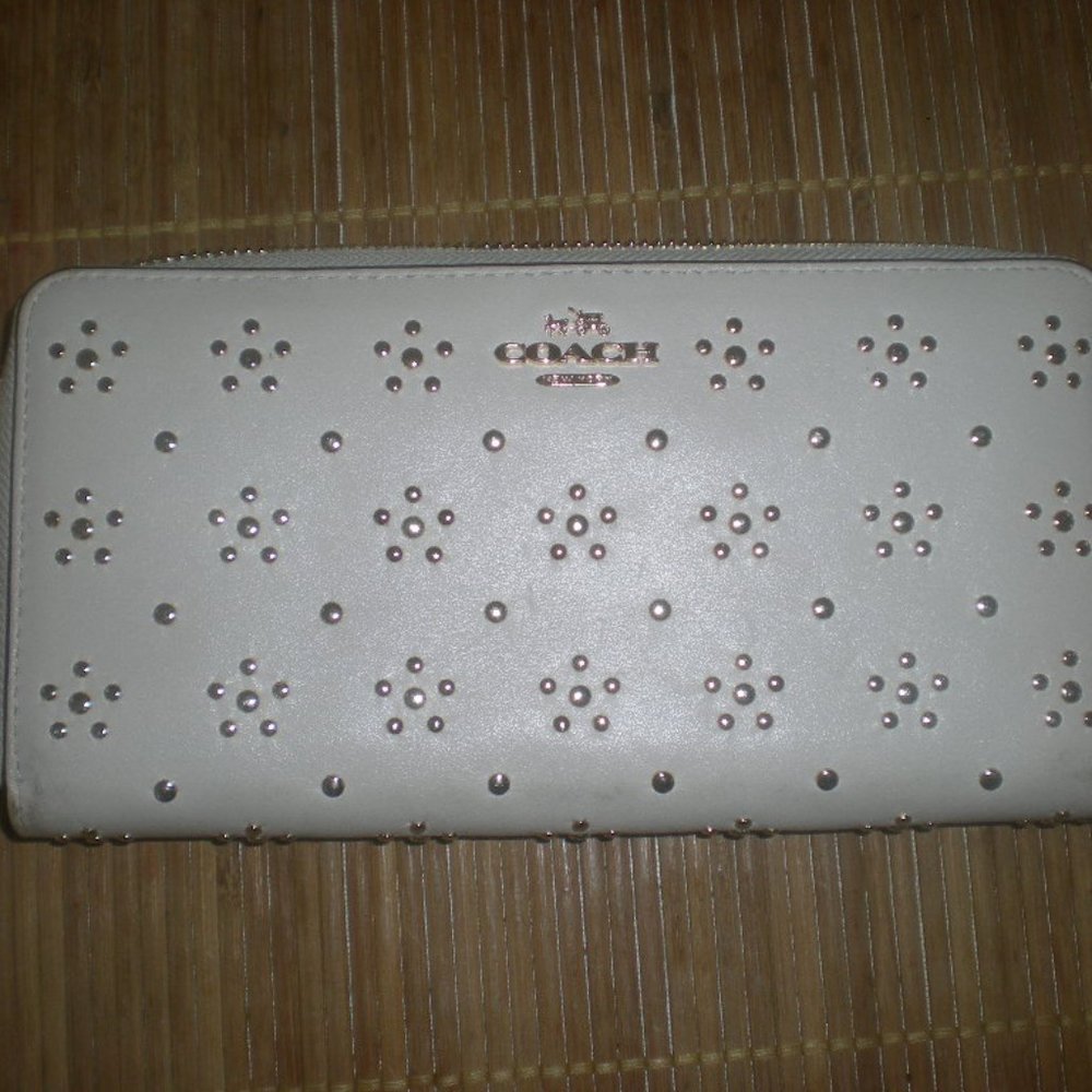 COACH Brand  Authentic   Wallet  WHITE   Clutch